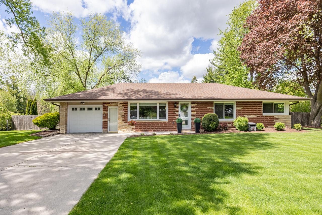 N58W21772 Maclynn Dr, Menomonee Falls, WI 53051