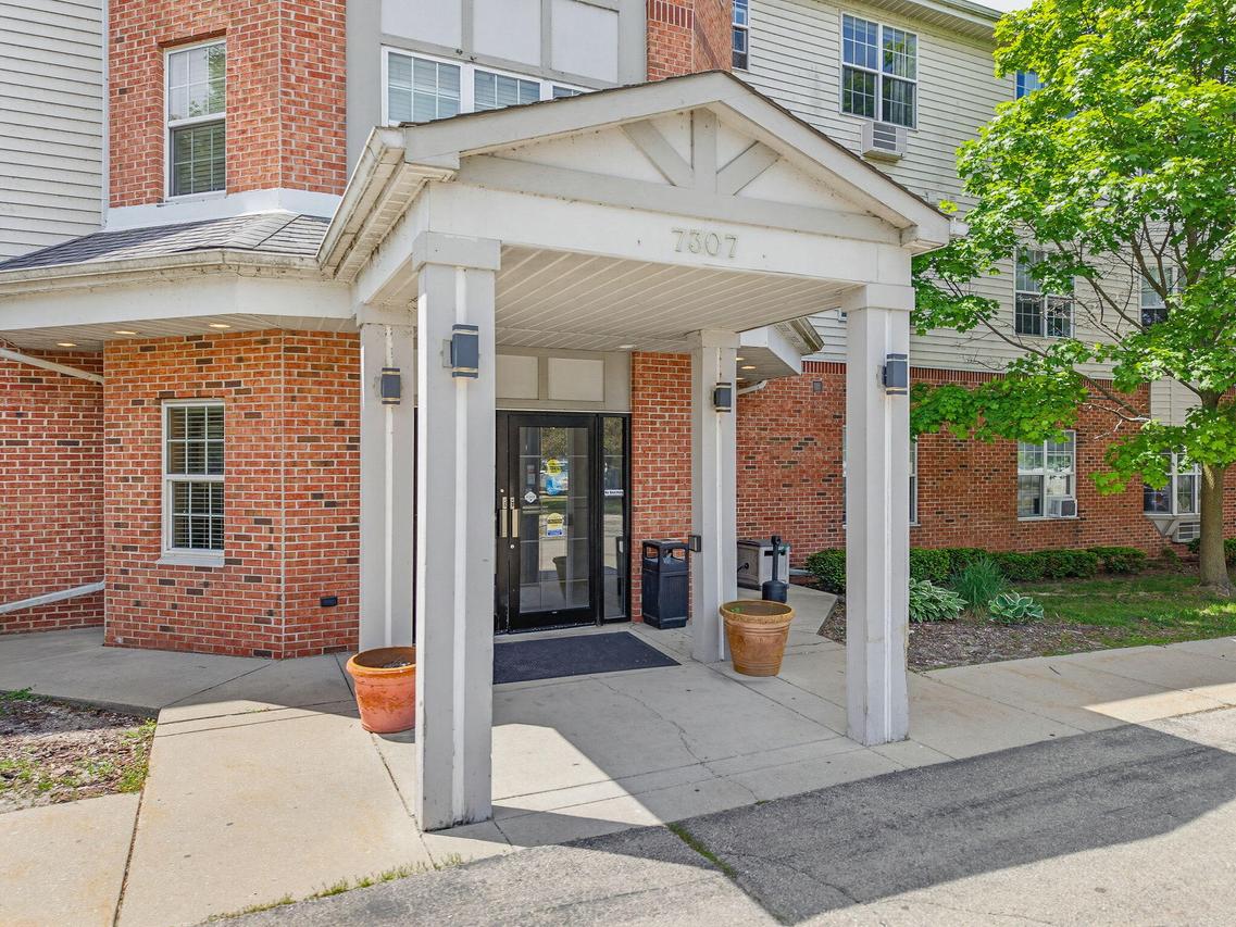 7307 N Port Washington Rd #315, Glendale, WI 53217