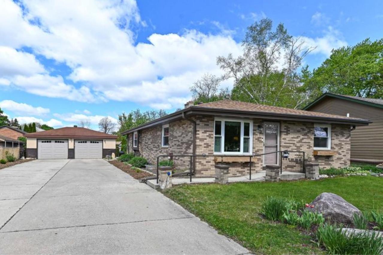 4265 S 68th St, Greenfield, WI 53220