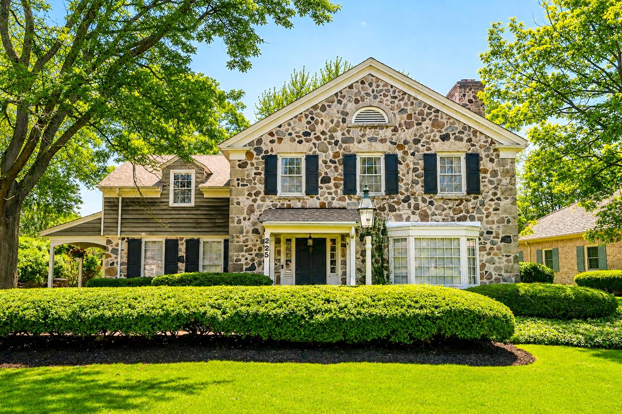 225 W Nokomis Ct, Fox Point, WI 53217