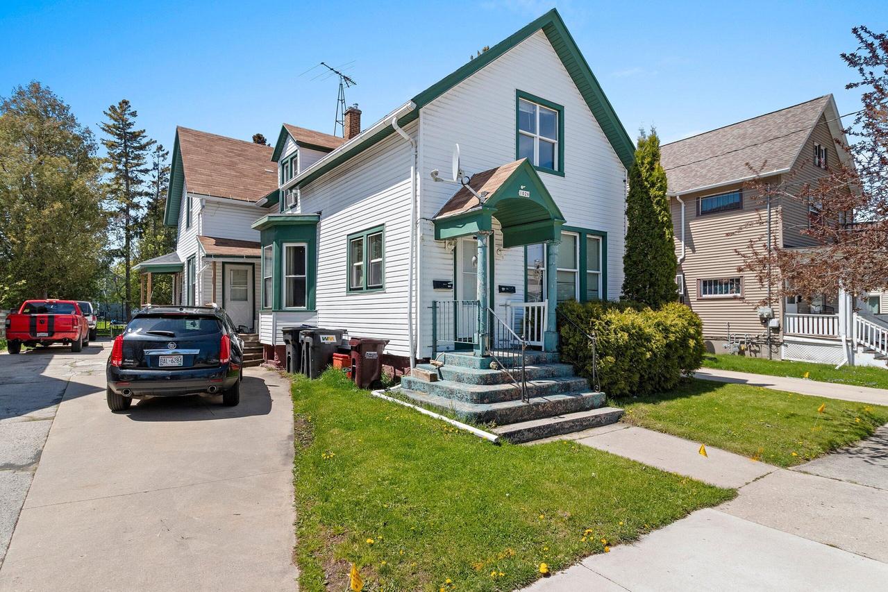 1026 S 14th St, Manitowoc, WI 54220