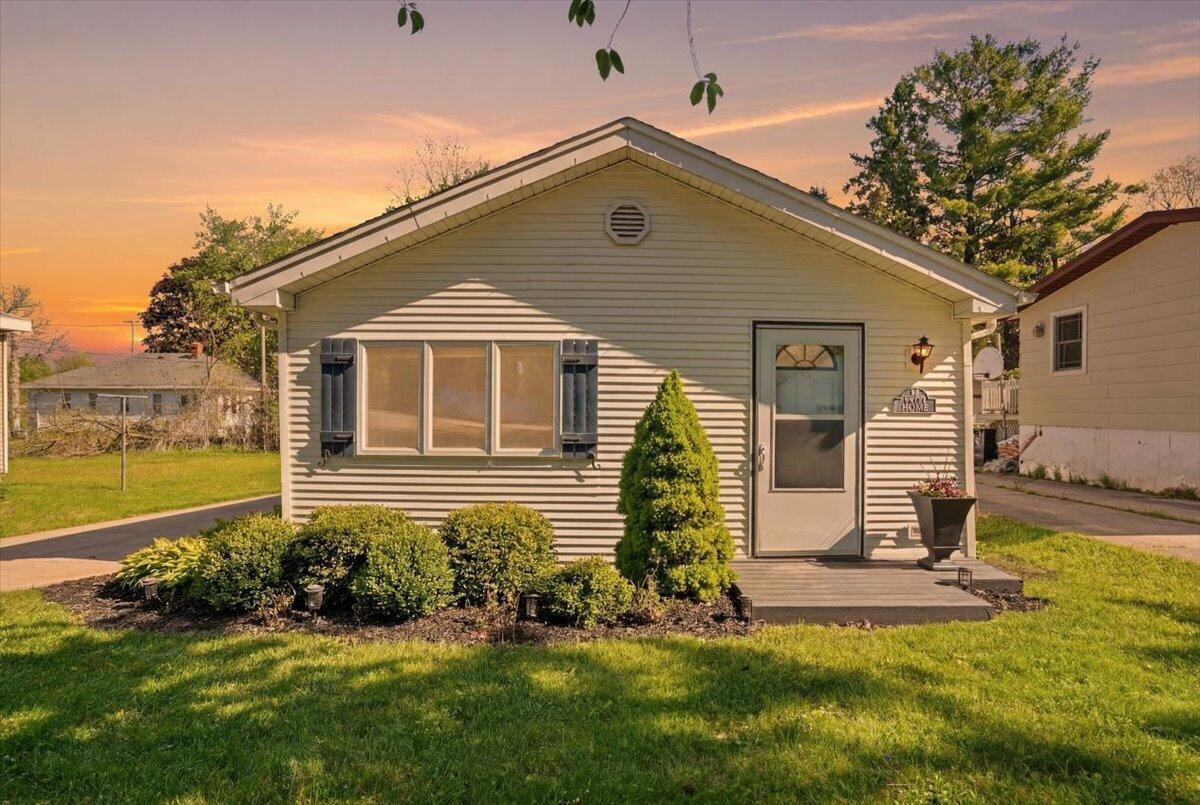 30024 Mound Dr, Burlington, WI 53105