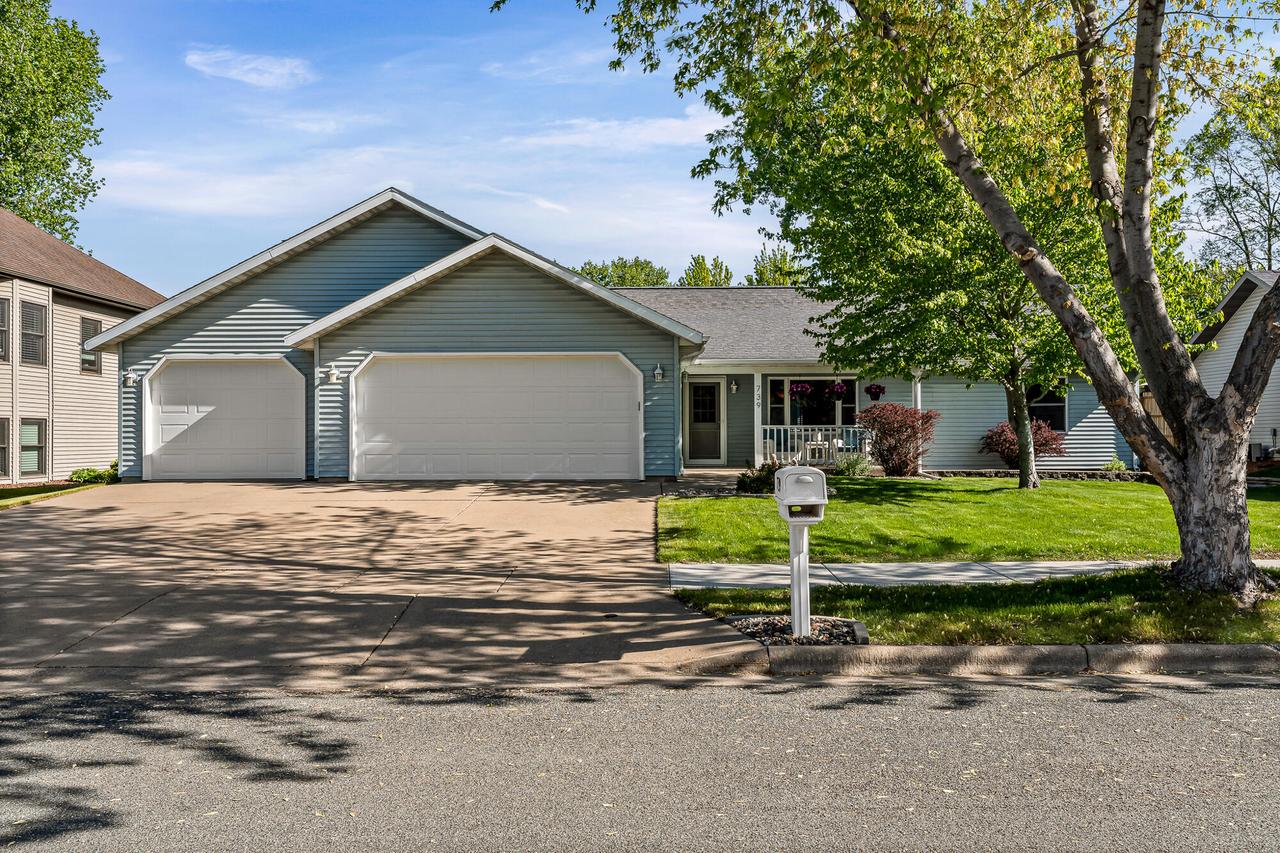 739 Shelly Ln, Onalaska, WI 54650