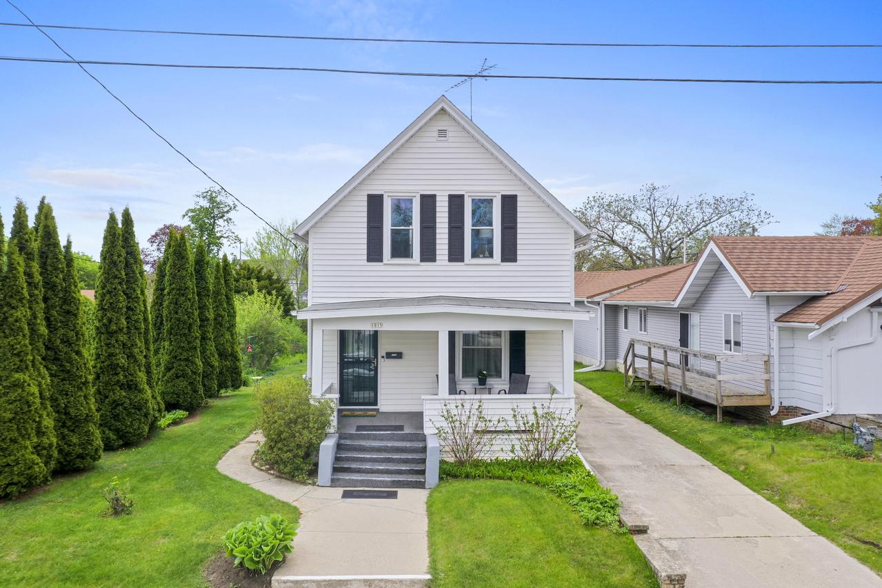 1015 Green St, Manitowoc, WI 54220