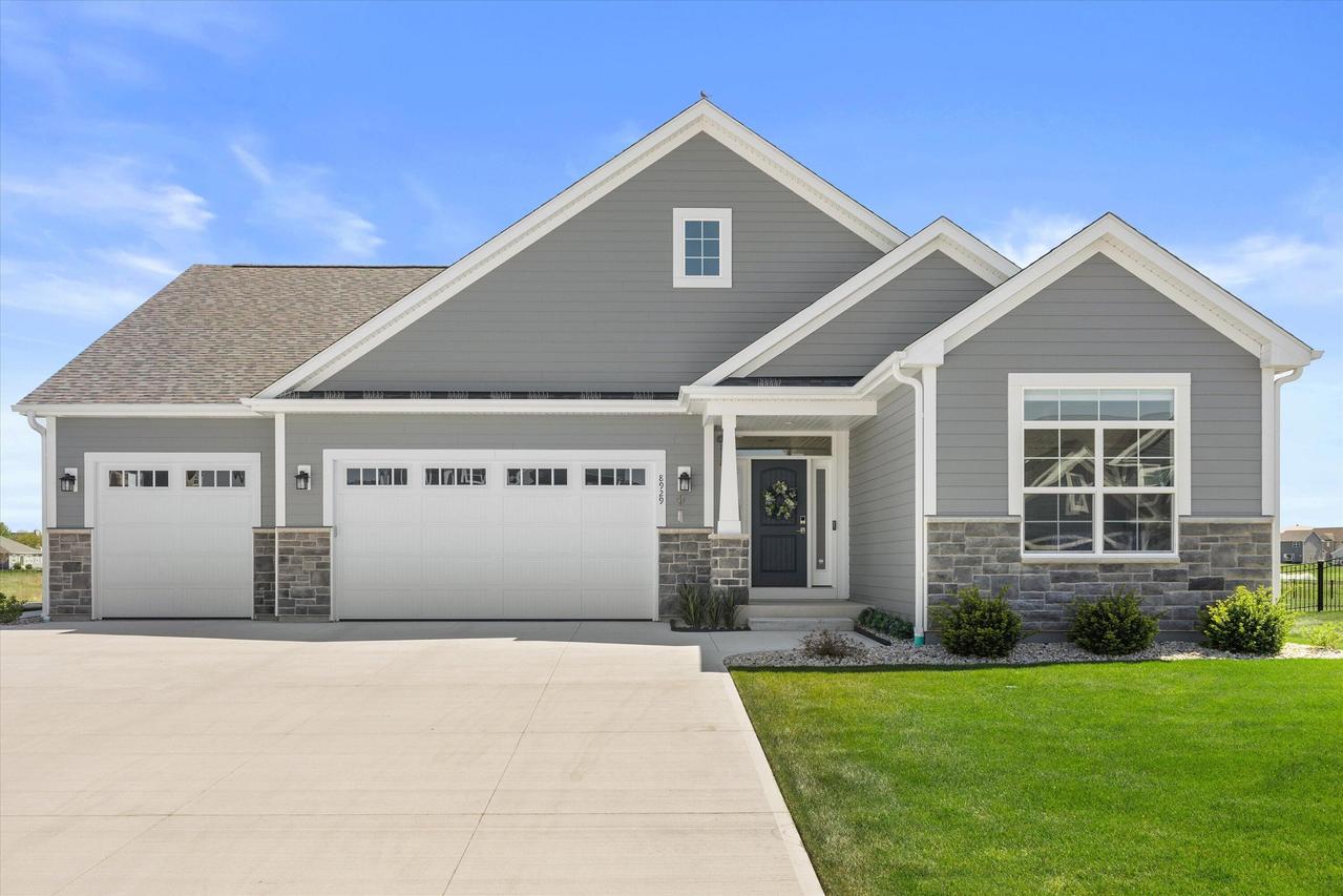 8929 Creekside Cir, Pleasant Prairie, WI 53158