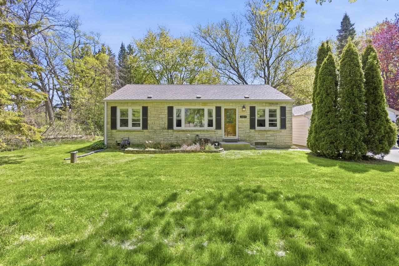 12215 W Mcshane Rd, Franklin, WI 53132