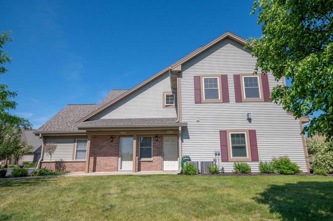 W170N5526 Ridgewood Dr, Menomonee Falls, WI 53051