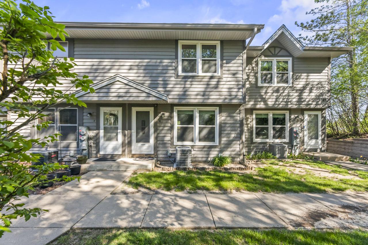 1821 Paramount Dr #K, Waukesha, WI 53186