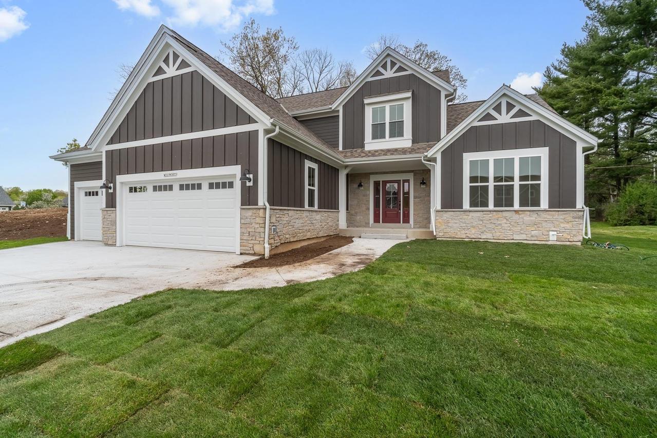 W221N3075 Greenwood Rd, Pewaukee, WI 53186