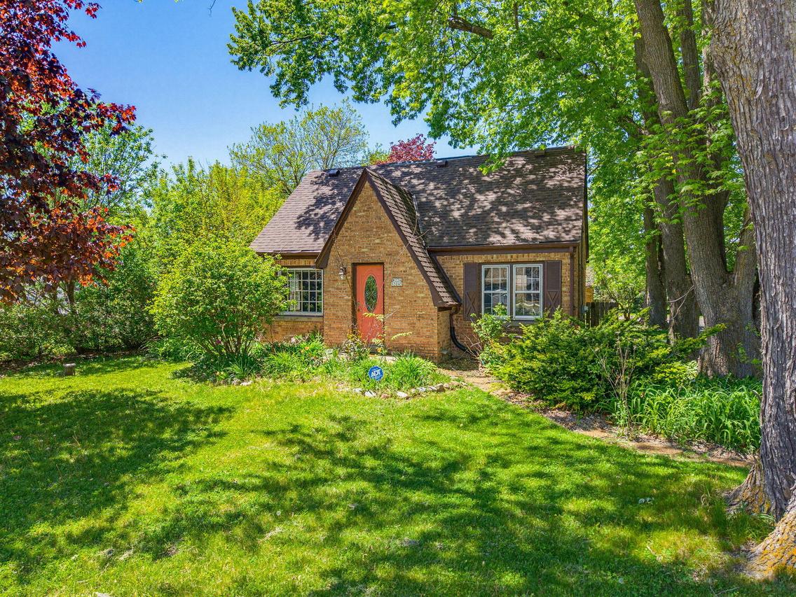 W226N3045 Duplainvlle Rd, Pewaukee, WI 53186