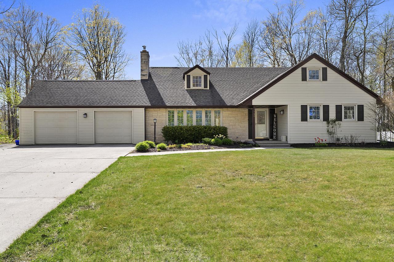 1140 Tanglewood Rd, Manitowoc, WI 54220