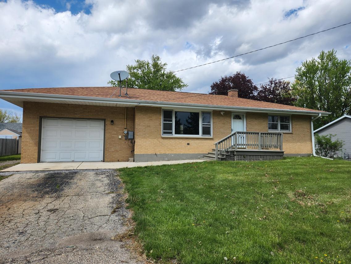 W1326 Honeysuckle Rd, Bloomfield, WI 53128