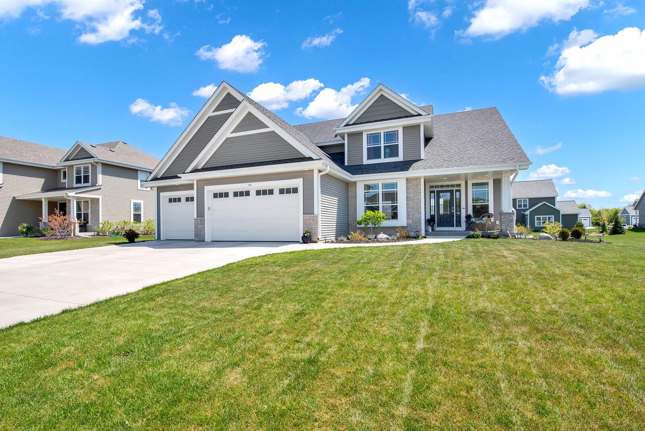 184 Winterberry Ln, Grafton, WI 53024