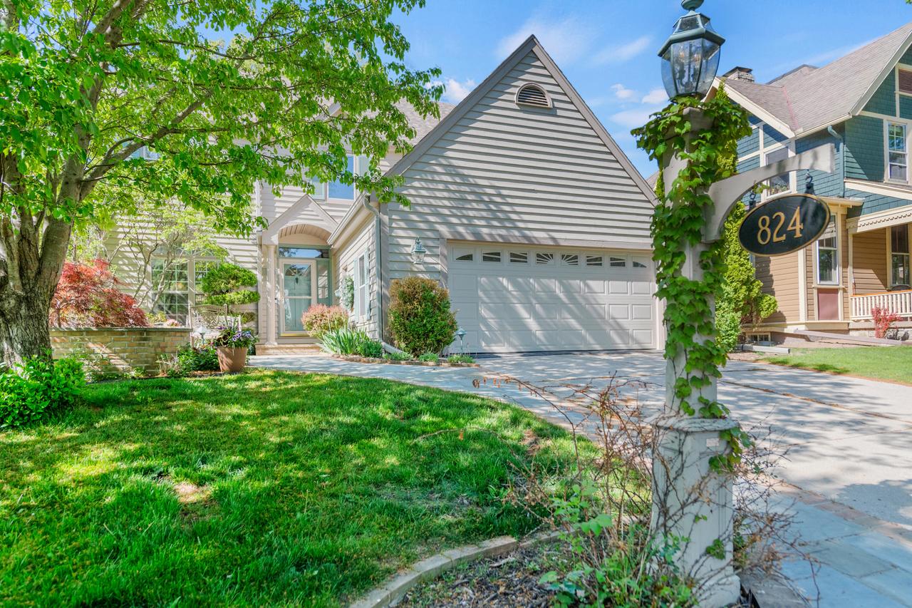 824 E Glen Ave, Whitefish Bay, WI 53217