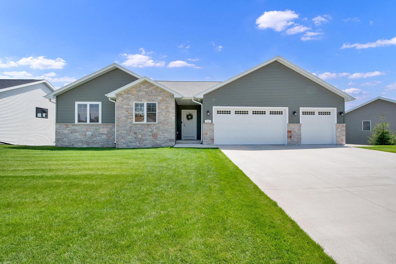 717 Drumlin Dr, Kewaskum, WI 53040