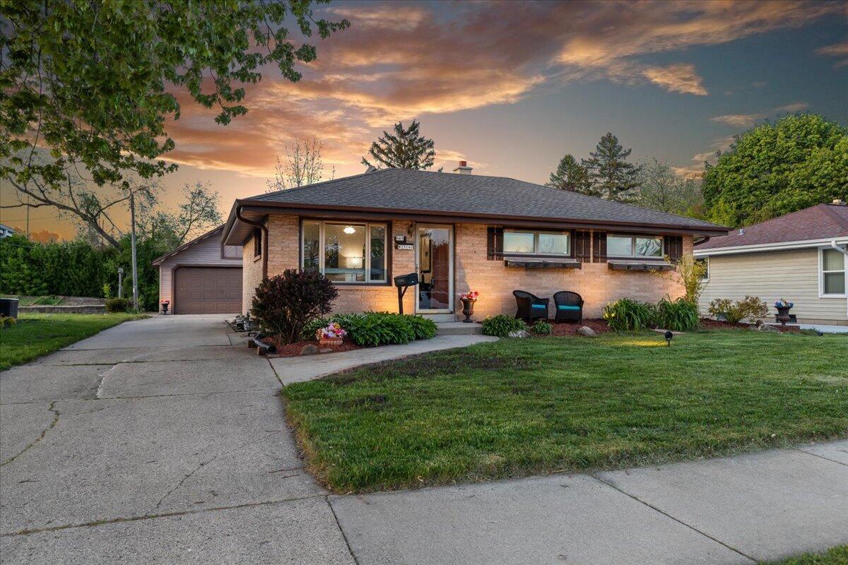 N89W15140 Jefferson Ave, Menomonee Falls, WI 53051