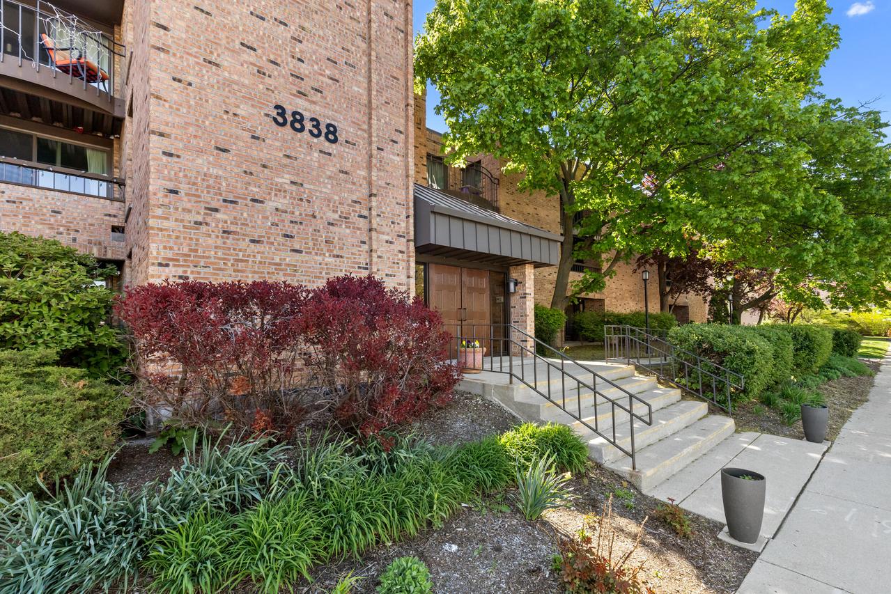 3838 N Oakland Ave #275, Shorewood, WI 53211
