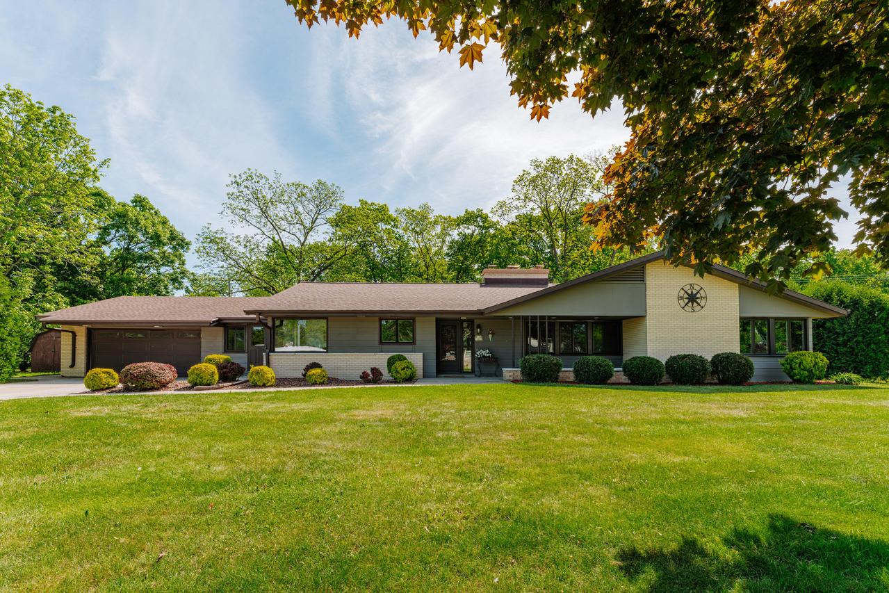 W124S6438 Hawthorne Rd, Muskego, WI 53150