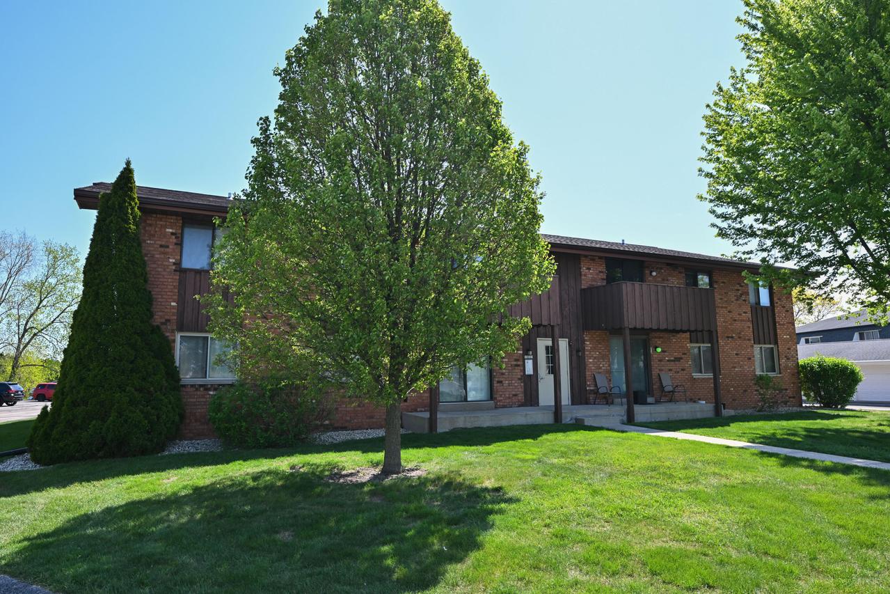 10352 W Whitnall Edge Ct #101, Franklin, WI 53132