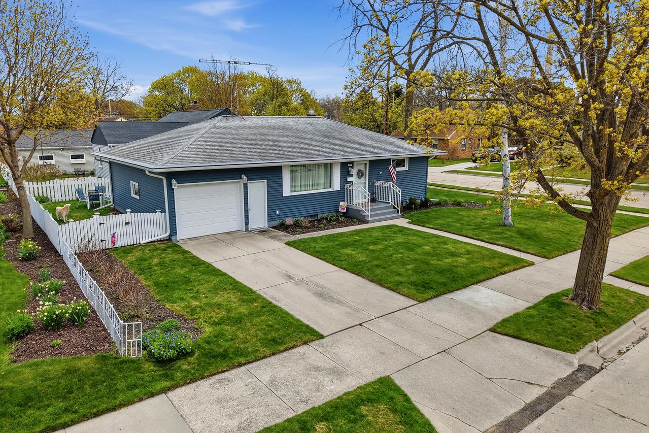 2825 S 7th St, Sheboygan, WI 53081