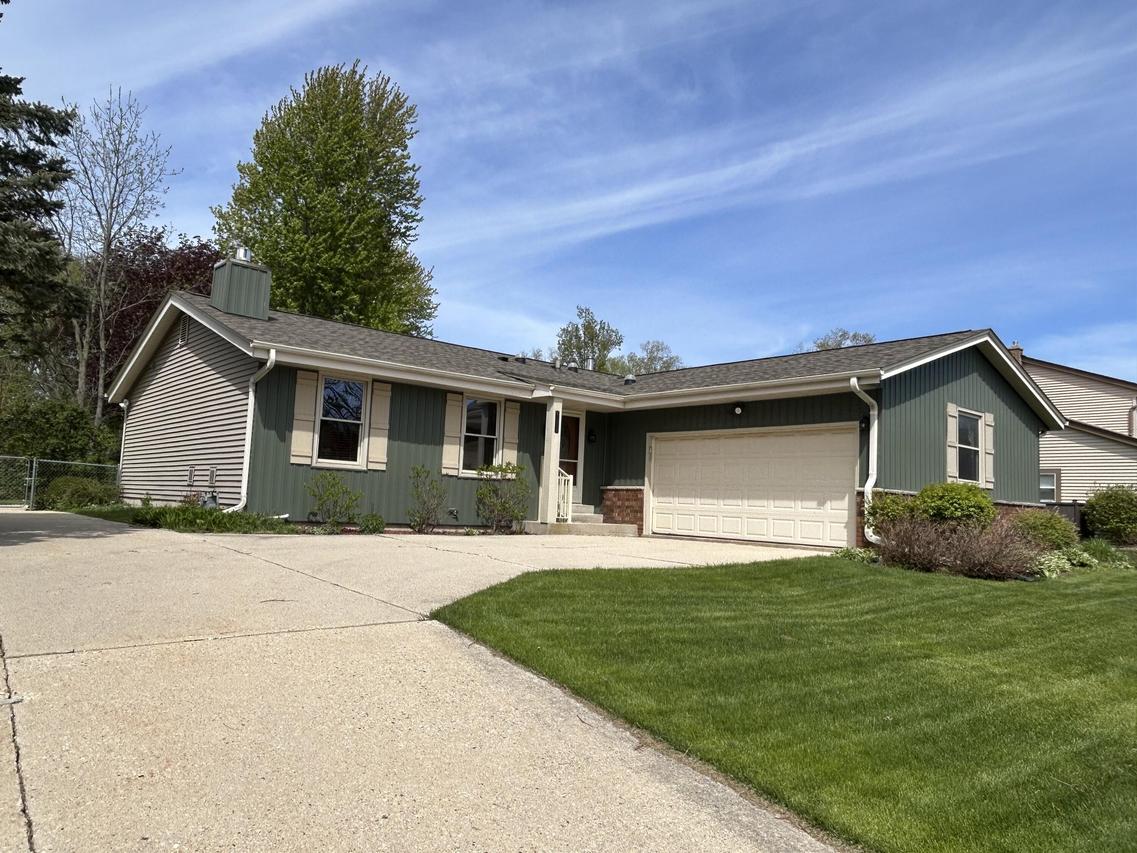 1214 Cherrywood Dr, Waukesha, WI 53188