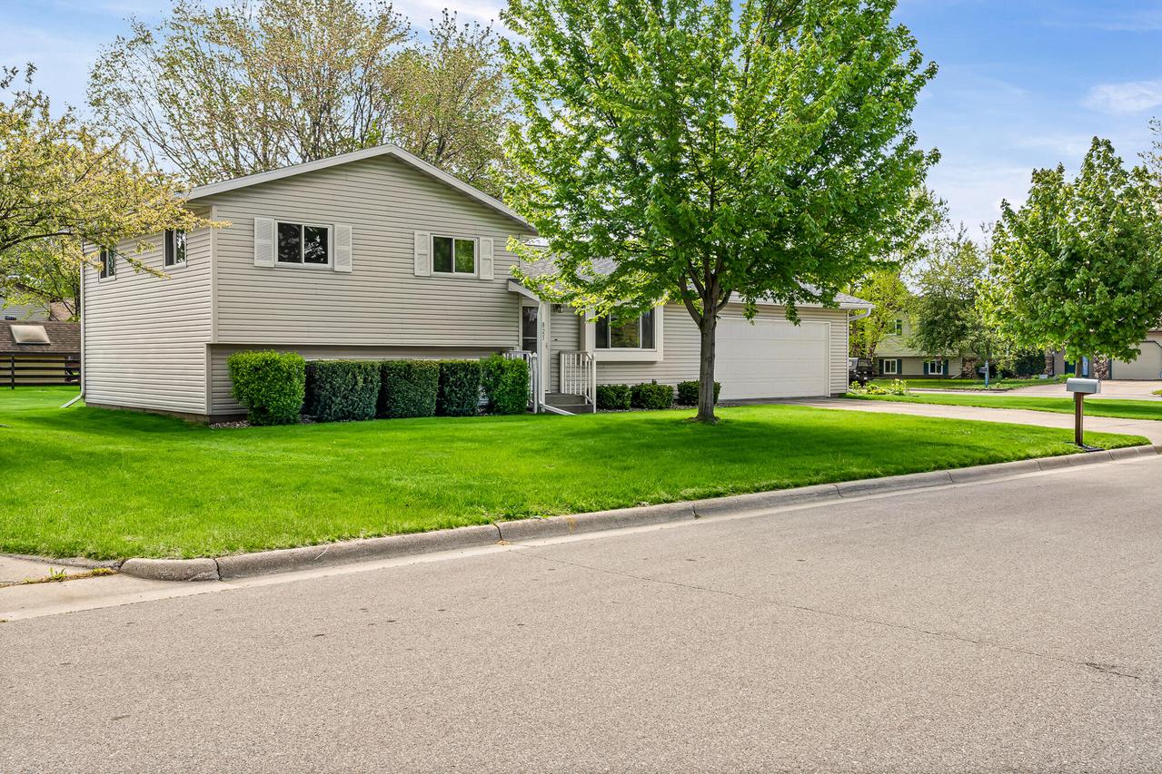825 Valley Ct, Onalaska, WI 54650
