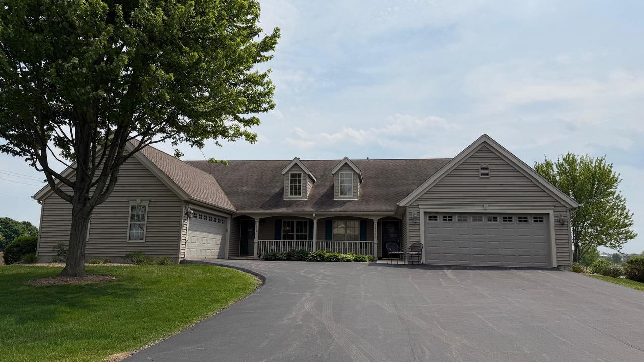 1472 Groves Ln #2, Union Grove, WI 53182