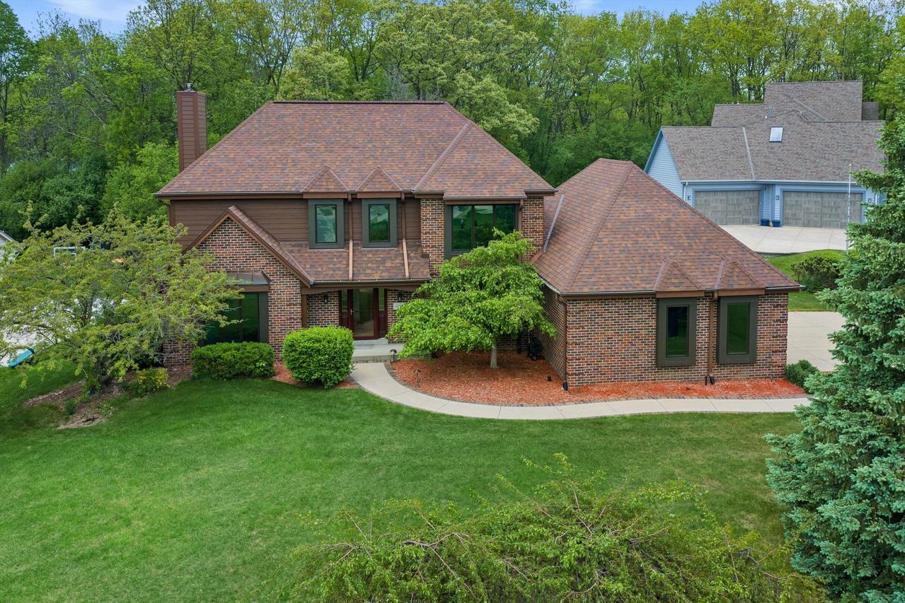 4385 S Sommerset Dr, New Berlin, WI 53151