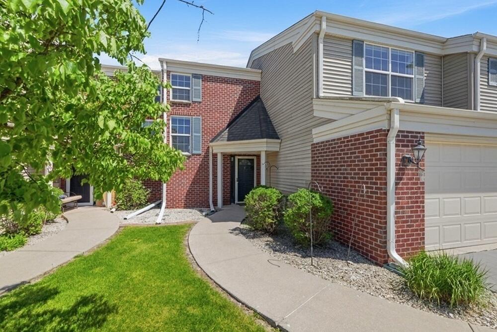 N16W26512 Golf View #E, Pewaukee, WI 53072