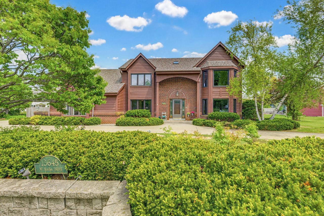 13645 W Maria Dr, New Berlin, WI 53151