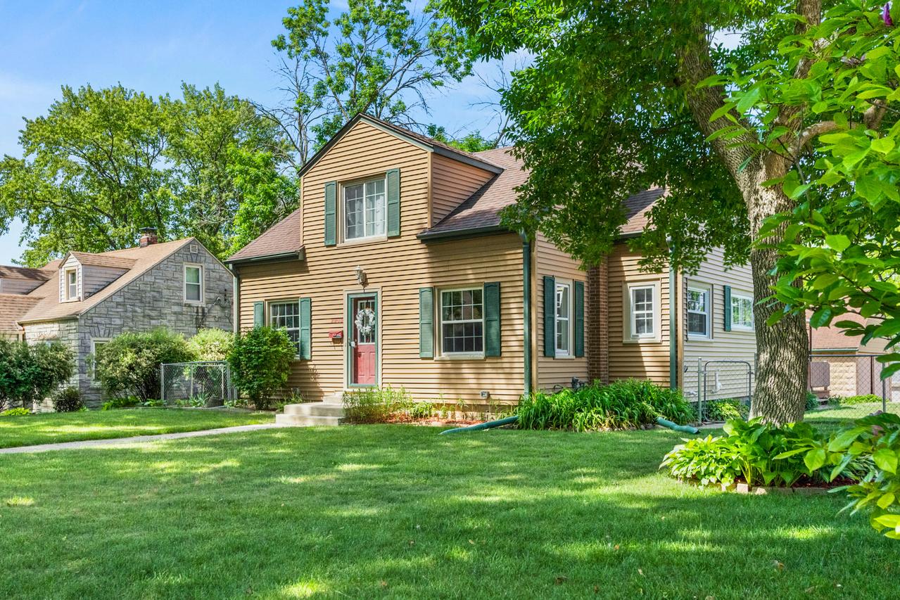2905 S 95th St, West Allis, WI 53227