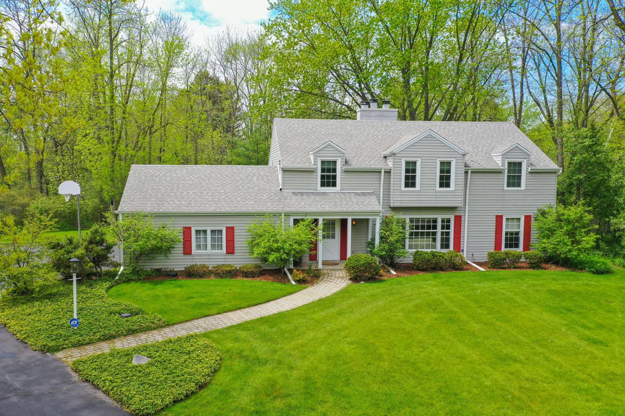 8305 N Allen Ln, Fox Point, WI 53217