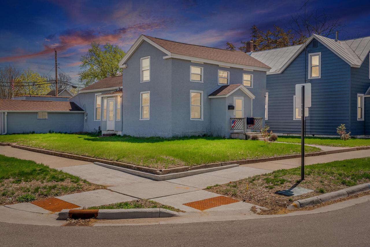 2303 S 13th St, La Crosse, WI 54601