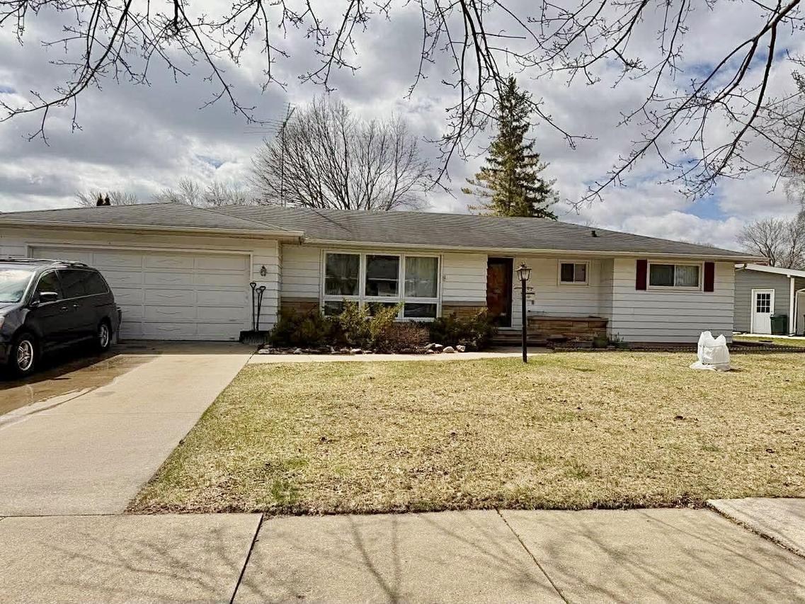 327 Crescent Dr, Neenah, WI 54956