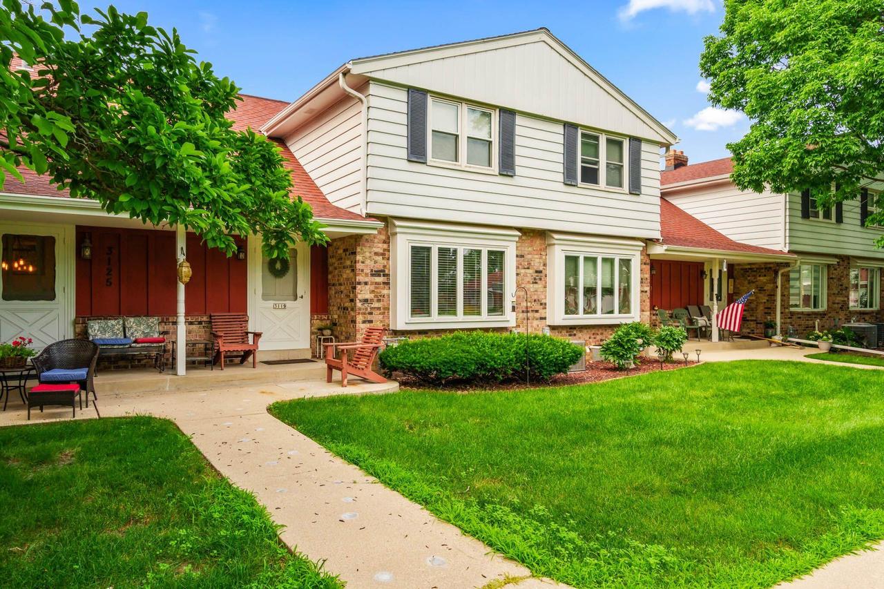 3119 W King Arthurs Ct, Greenfield, WI 53221
