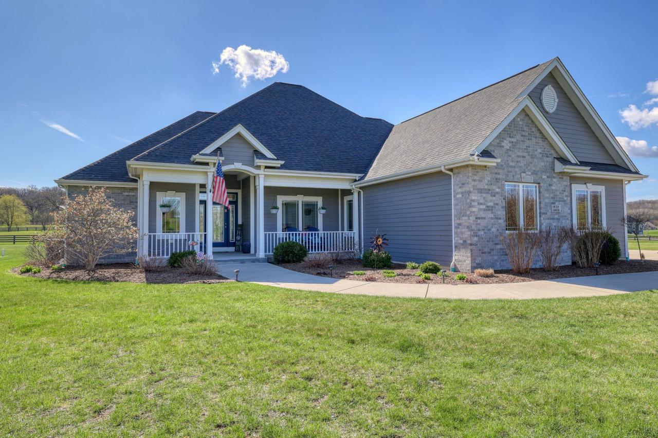 W329S8470 S Oak Tree Dr, Mukwonago, WI 53149
