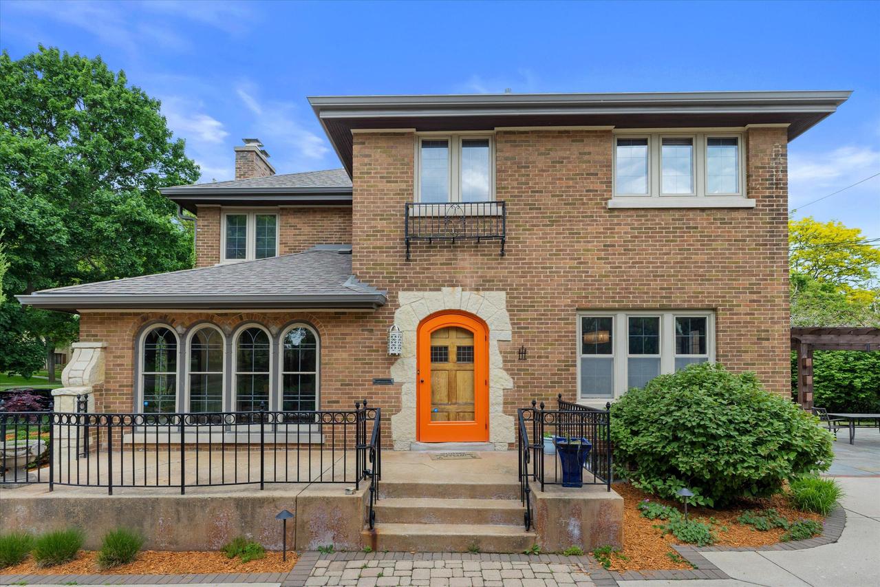 6537 Washington Cir, Wauwatosa, WI 53213