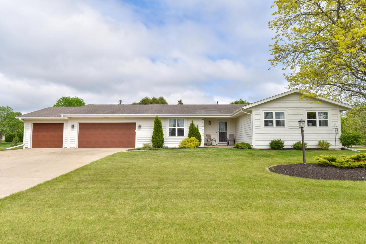 W163N10464 Ridgeview Ln, Germantown, WI 53022
