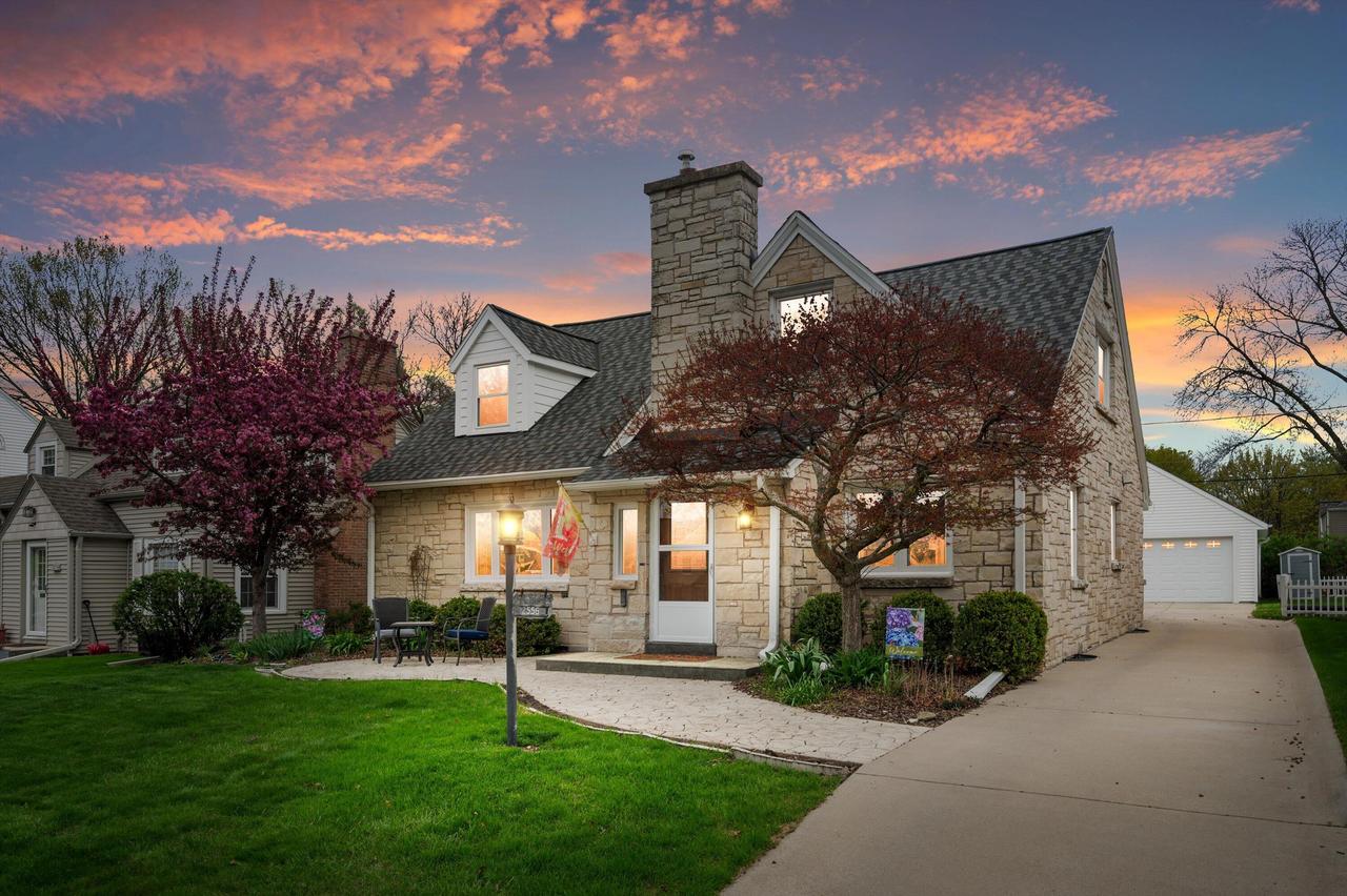 2556 N 96th St, Wauwatosa, WI 53226