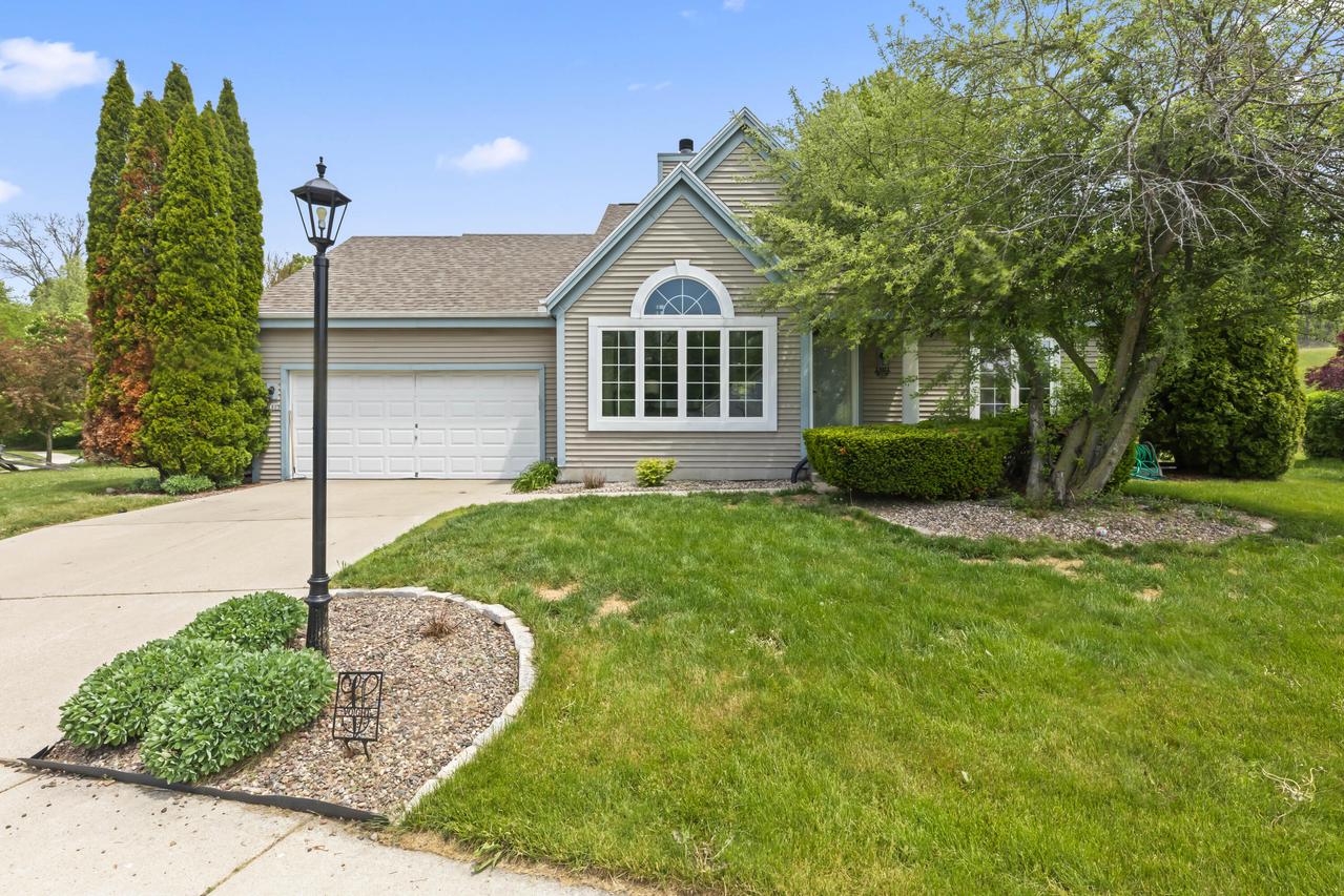 1803 Wexford Ln, Waukesha, WI 53186