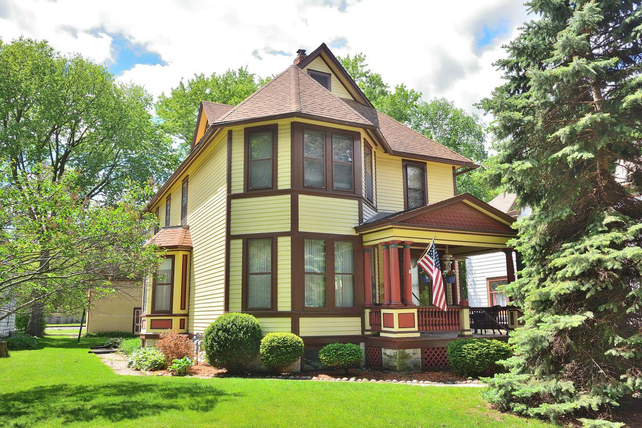 537 Dunbar Ave, Waukesha, WI 53186