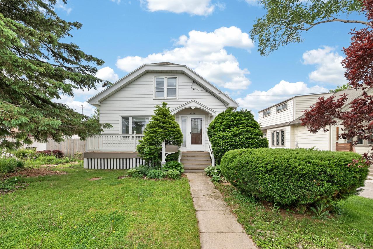 1935 E Howard Ave, Saint Francis, WI 53235