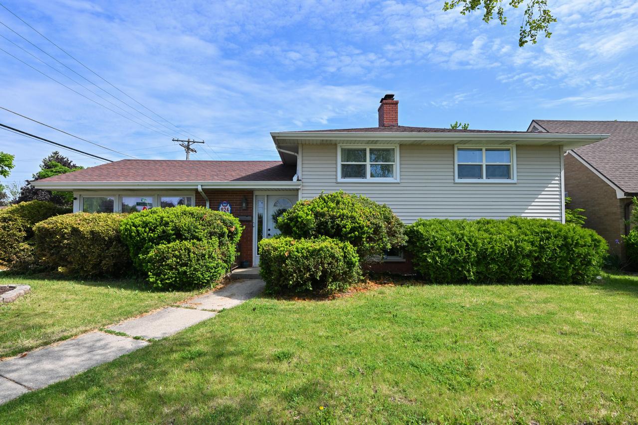924 Montclair Dr, Racine, WI 53402