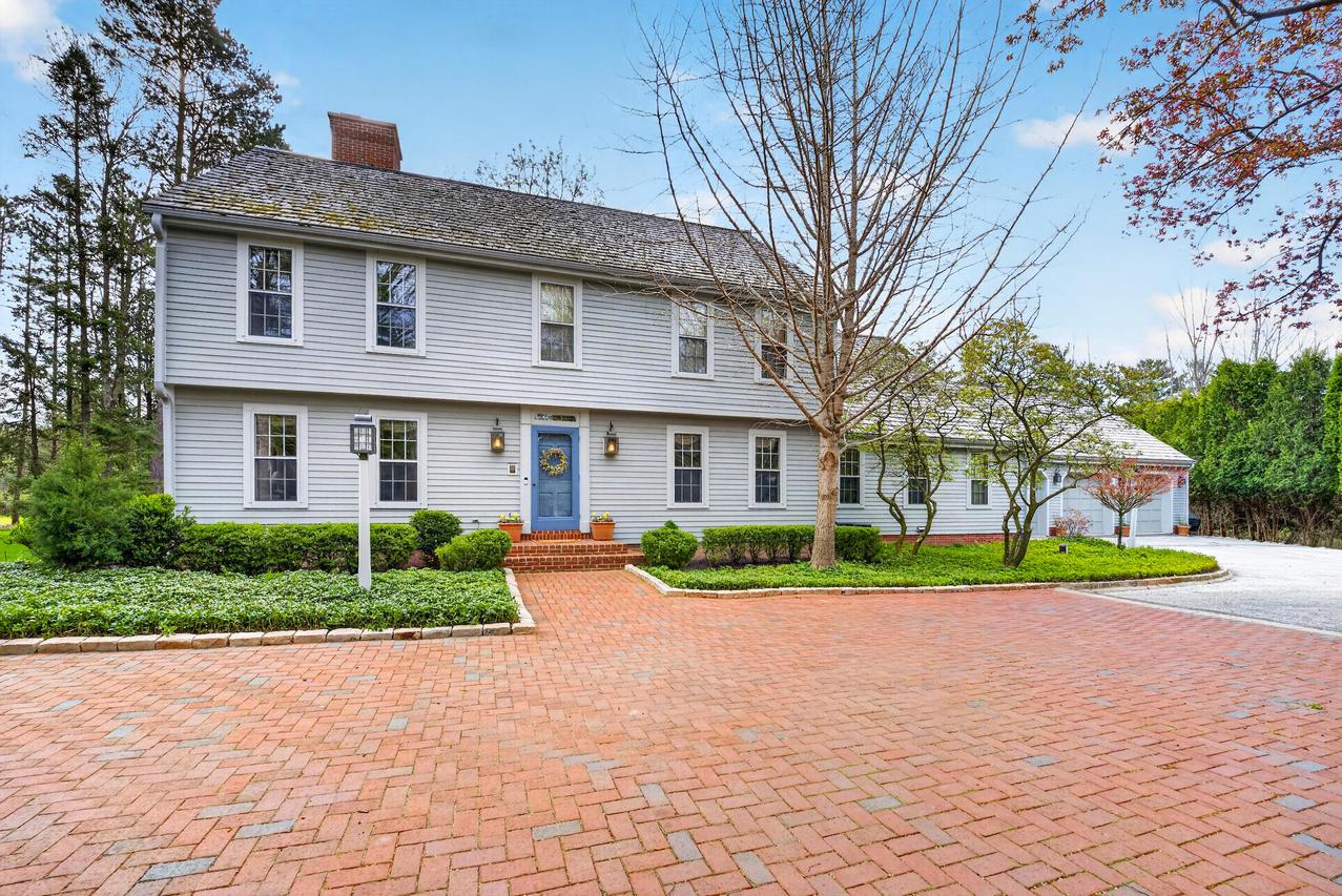125 W Glenview Ct, Mequon, WI 53092