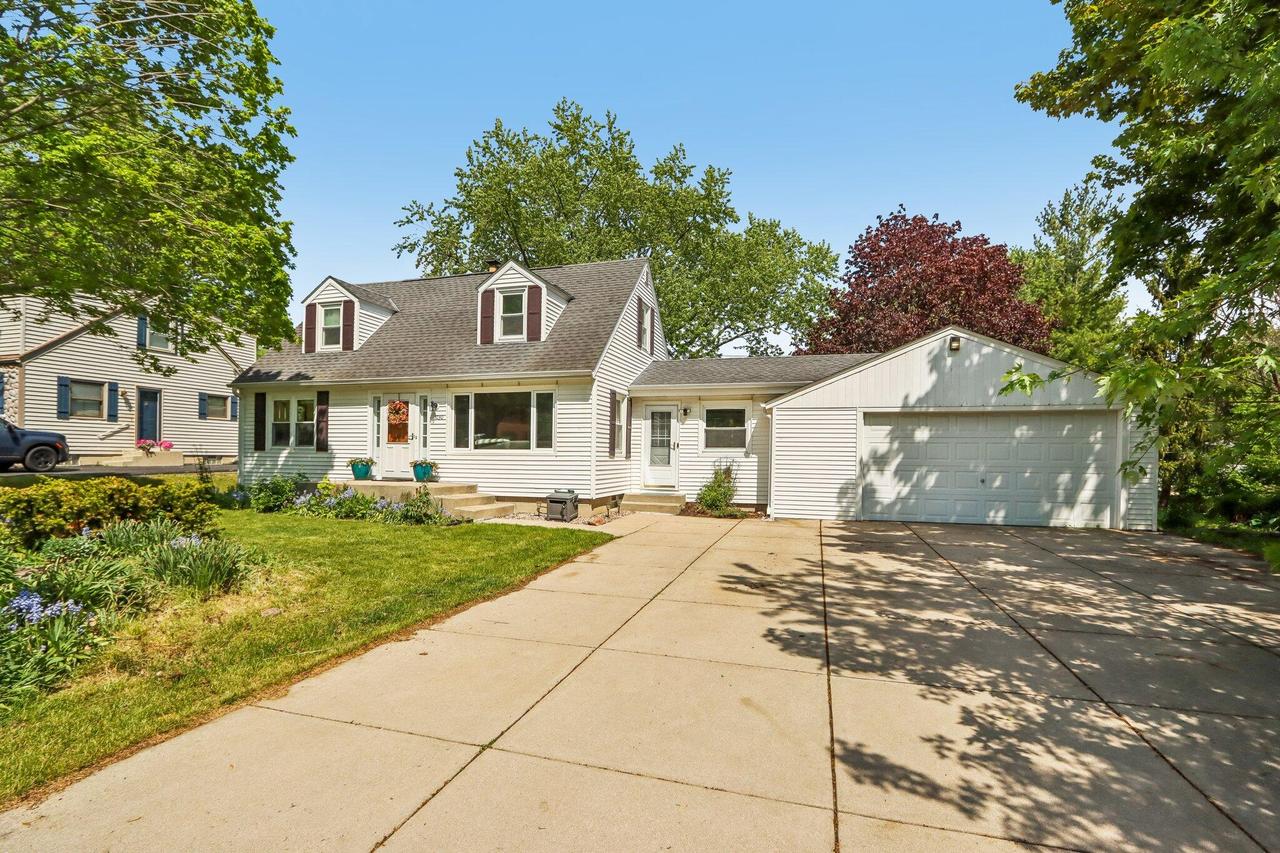 1030 Adelmann Ave, Brookfield, WI 53045