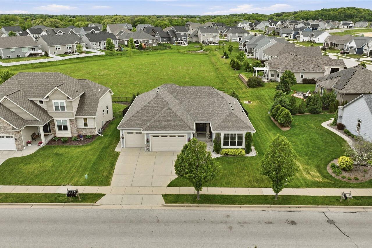 1460 Prairie Creek, Oconomowoc, WI 53066