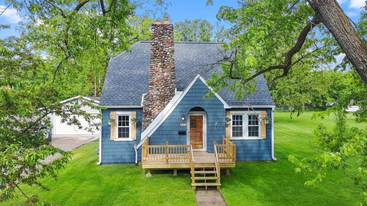 120 S Jackson St, Elkhorn, WI 53121