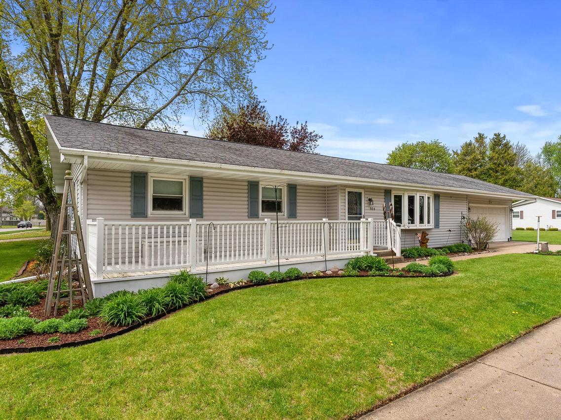 904 Glenview Dr, Manitowoc, WI 54220