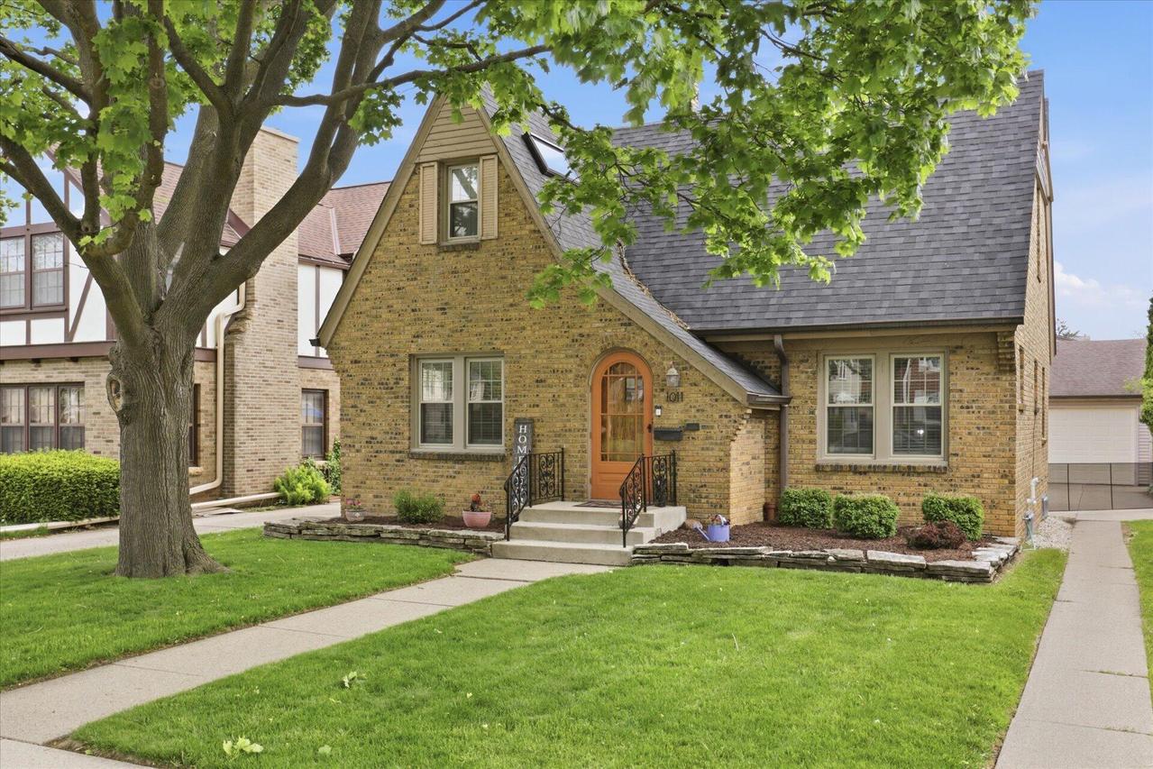 1011 Russet St, Racine, WI 53405