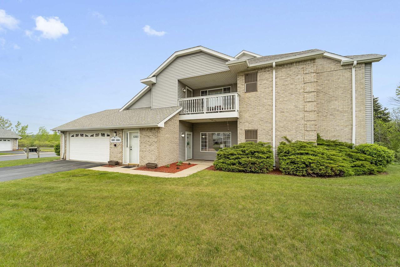 6884 S Rolling Meadows, Oak Creek, WI 53154